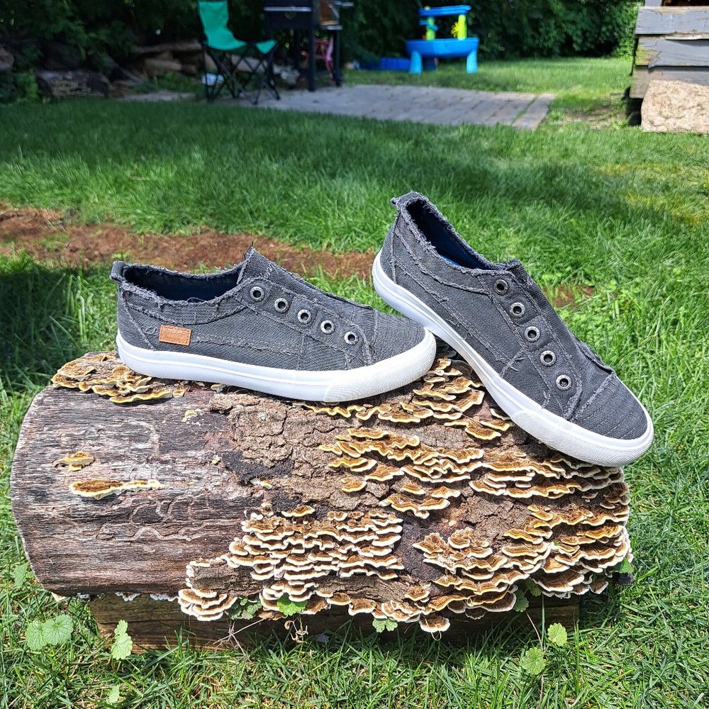 blowfish malibu women's   play sneaker  size 8 black smoked canvas